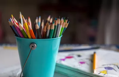 Tužky, fixy, pastelky